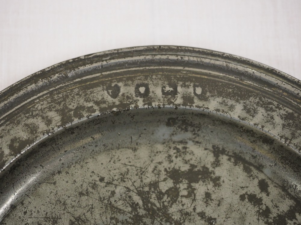 CHARLES II PEWTER TRIPLE REEDED HAMMERED PLATE BY THOMAS SMITH, CIRCA 1680. View III