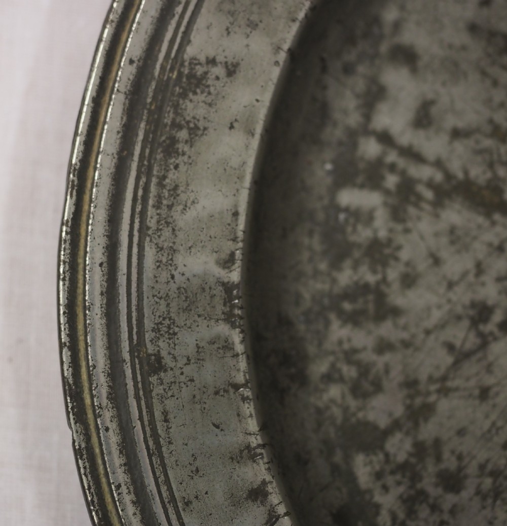 CHARLES II PEWTER TRIPLE REEDED HAMMERED PLATE BY THOMAS SMITH, CIRCA 1680. View V