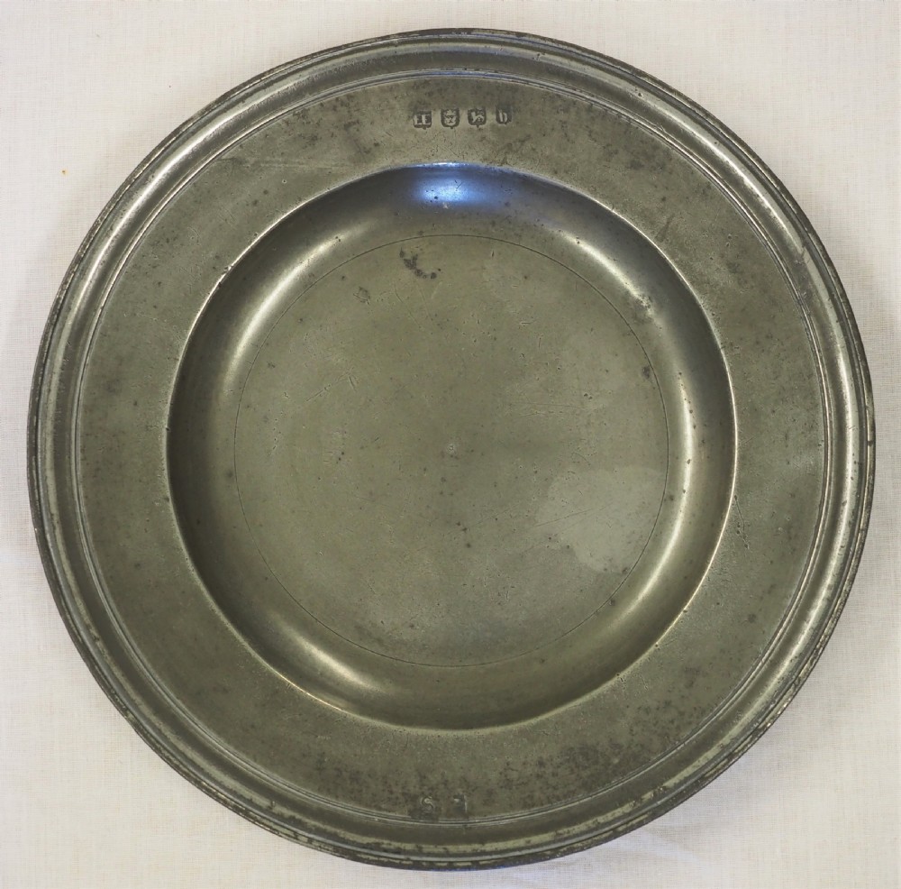 QUEEN ANNE PEWTER TRIPLE REEDED SEMI-BROAD RIM PLATE BY EDMUND EMBRIS, CIRCA 1710.