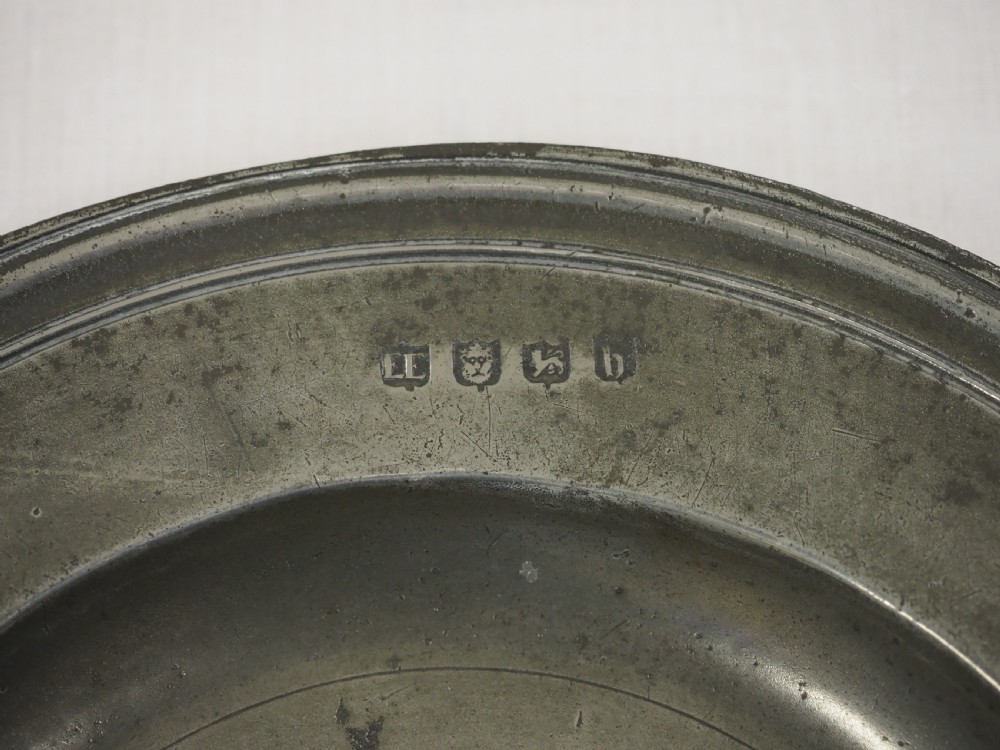 QUEEN ANNE PEWTER TRIPLE REEDED SEMI-BROAD RIM PLATE BY EDMUND EMBRIS, CIRCA 1710. View III