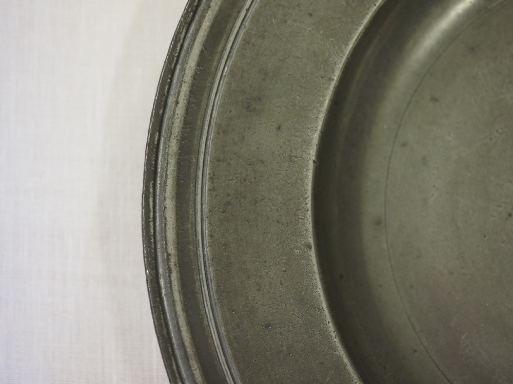 QUEEN ANNE PEWTER TRIPLE REEDED SEMI-BROAD RIM PLATE BY EDMUND EMBRIS, CIRCA 1710. View IV