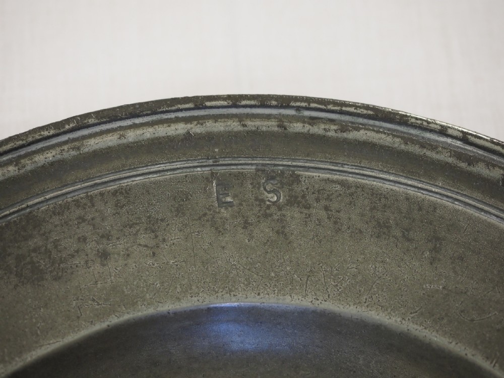 QUEEN ANNE PEWTER TRIPLE REEDED SEMI-BROAD RIM PLATE BY EDMUND EMBRIS, CIRCA 1710. View V