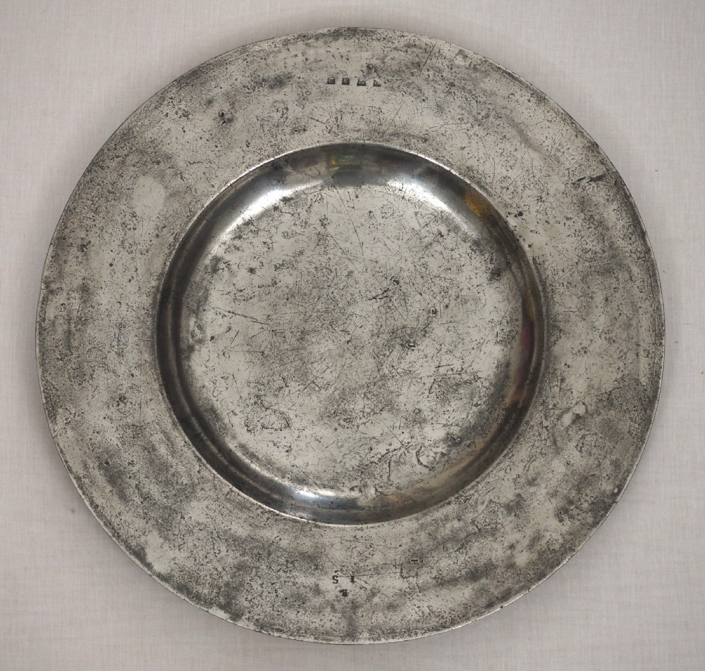 CHARLES II PEWTER 18.25in BROAD RIM CHARGER, BY THOMAS DICKINSON CIRCA 1670.