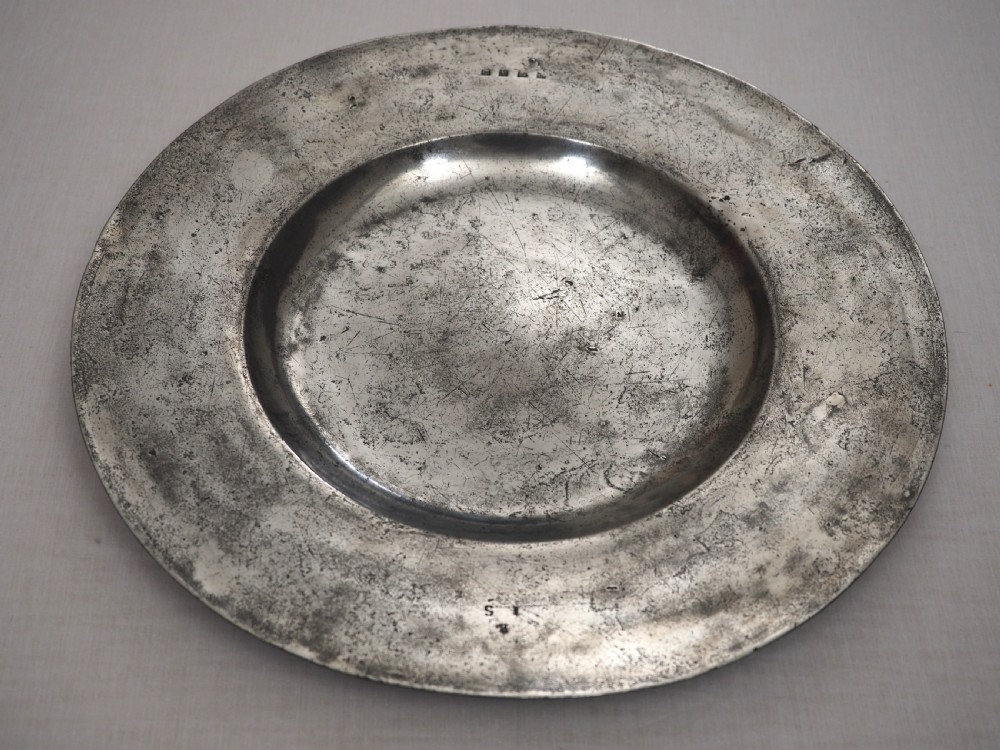 CHARLES II PEWTER 18.25in BROAD RIM CHARGER, BY THOMAS DICKINSON CIRCA 1670. View II