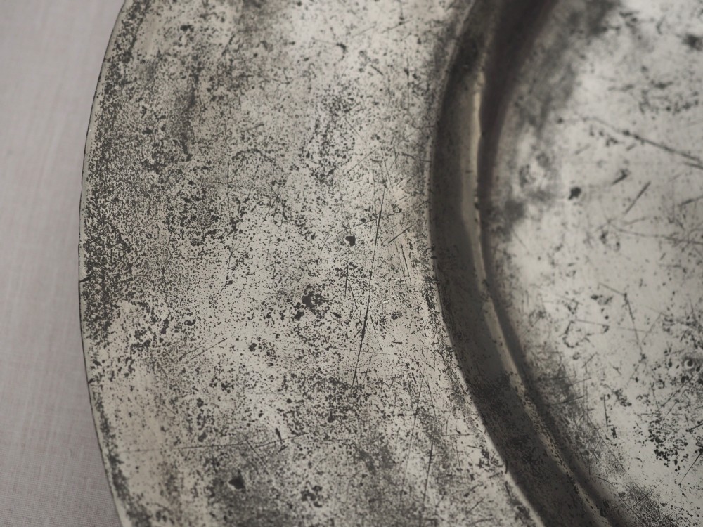 CHARLES II PEWTER 18.25in BROAD RIM CHARGER, BY THOMAS DICKINSON CIRCA 1670. View III