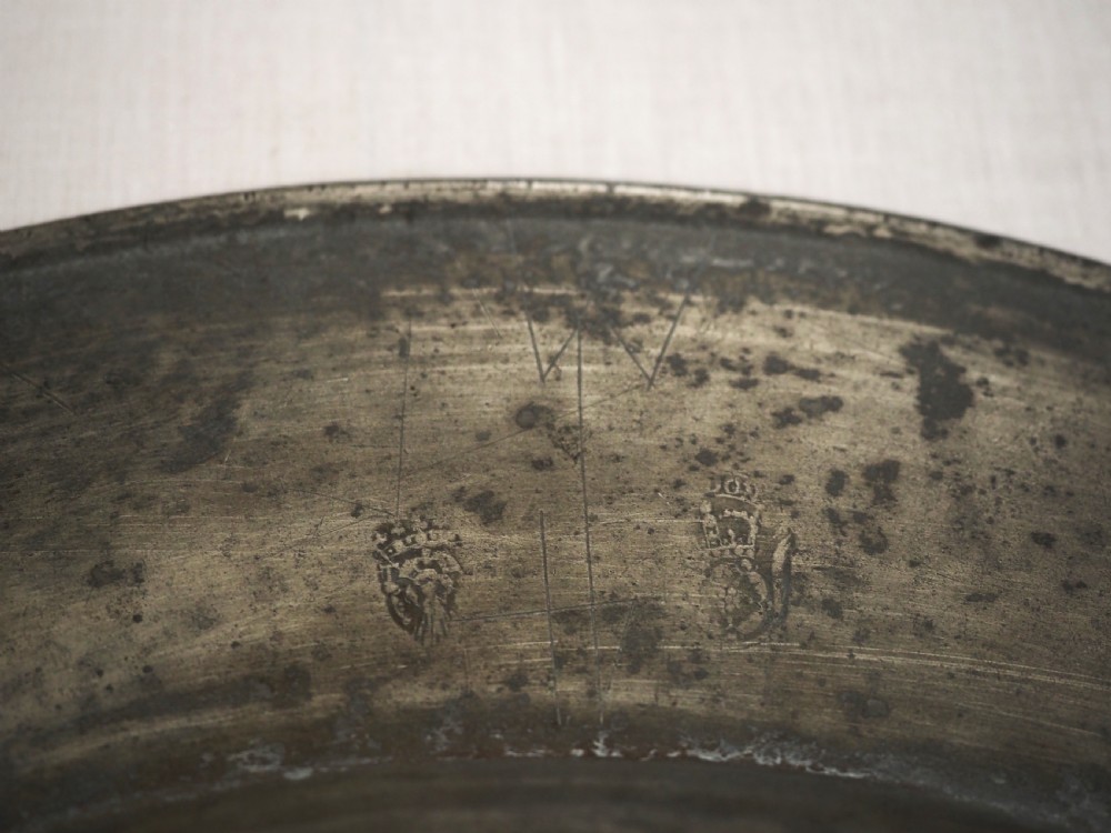 A circular late seventeenth-century grey pewter charger plate featuring a triple-reeded rim and hand-hammered surface finish. View VIII