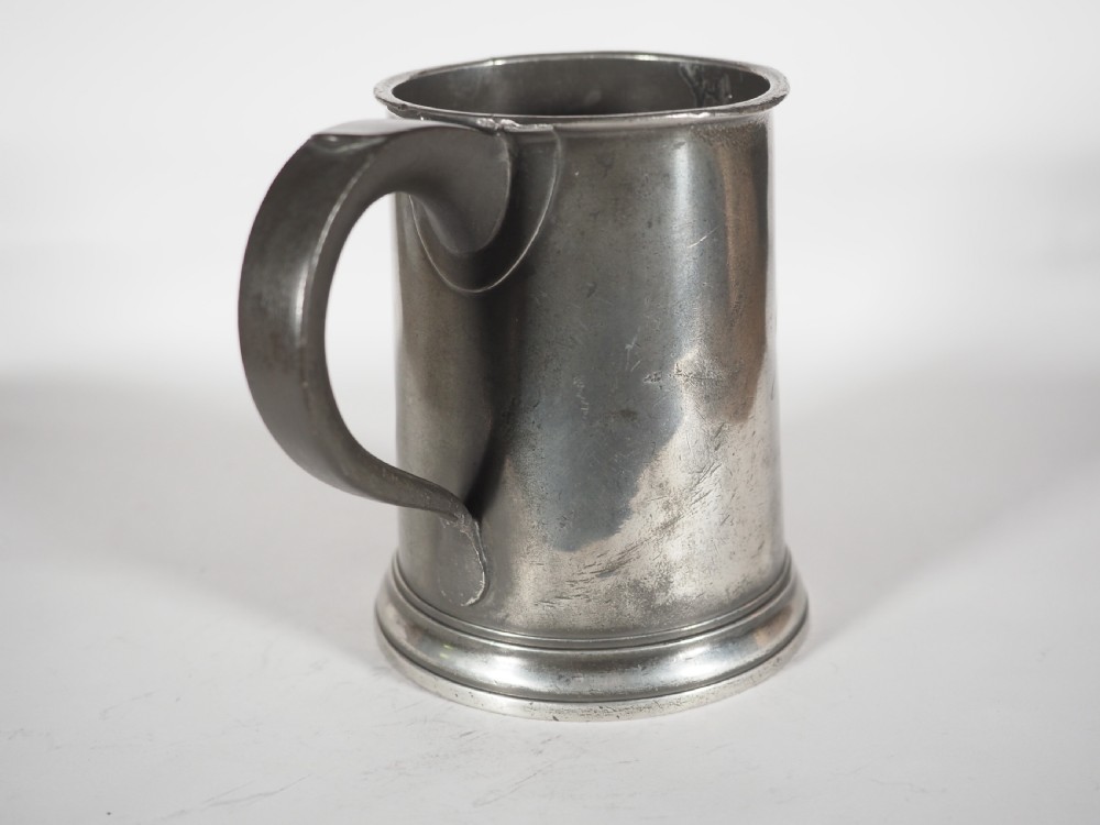 ANTIQUE ENGLISH PEWTER 1 QUART MEASURE, THOMAS & TOWNSEND COMPTON, 1802-1814. 'GILCOMSTON BREWERY', ABERDEEN. View III