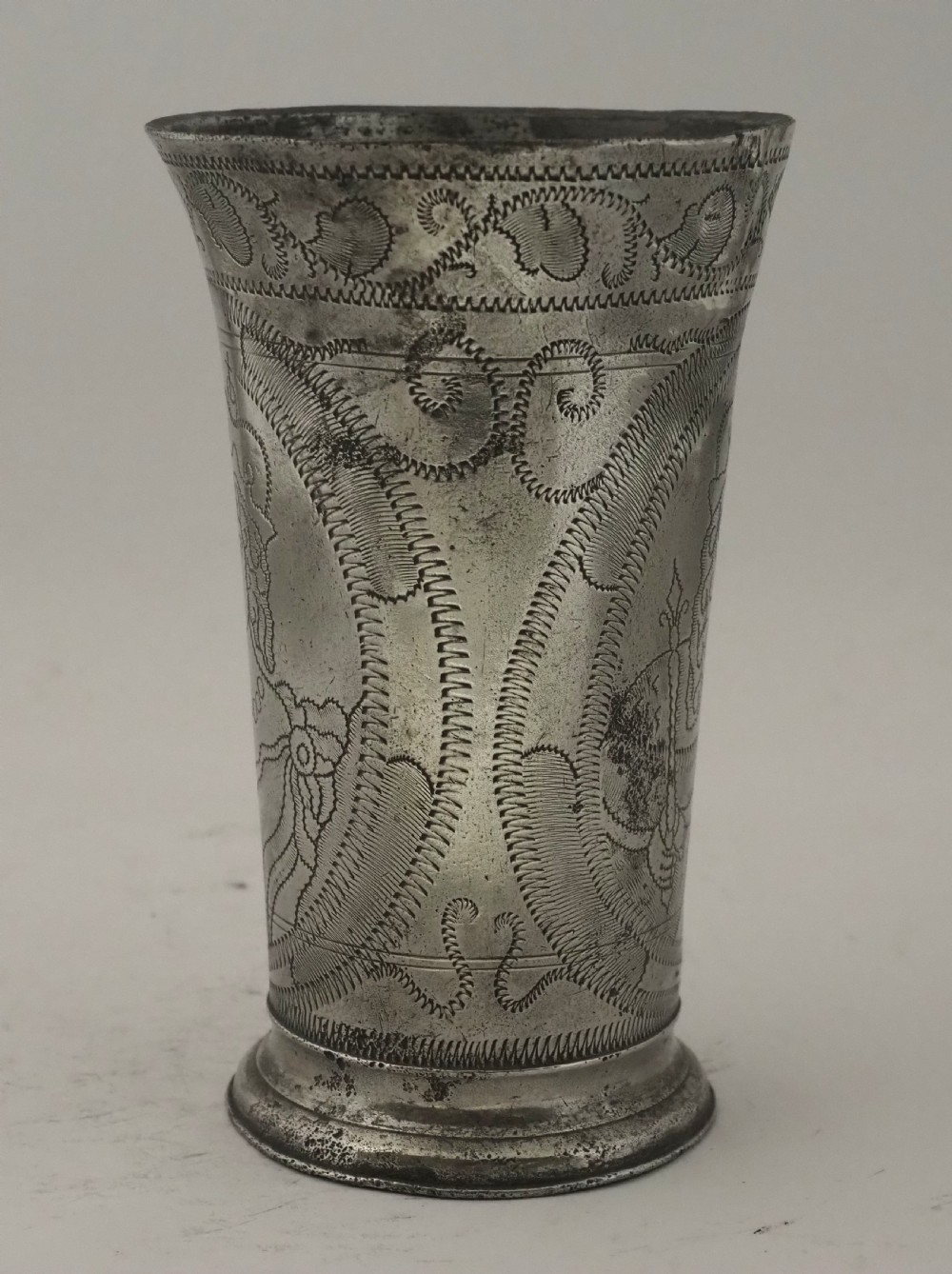 ANTIQUE DUTCH PEWTER WILLIAM & MARY PORTRAIT BEAKER, CIRCA 1689. View IV