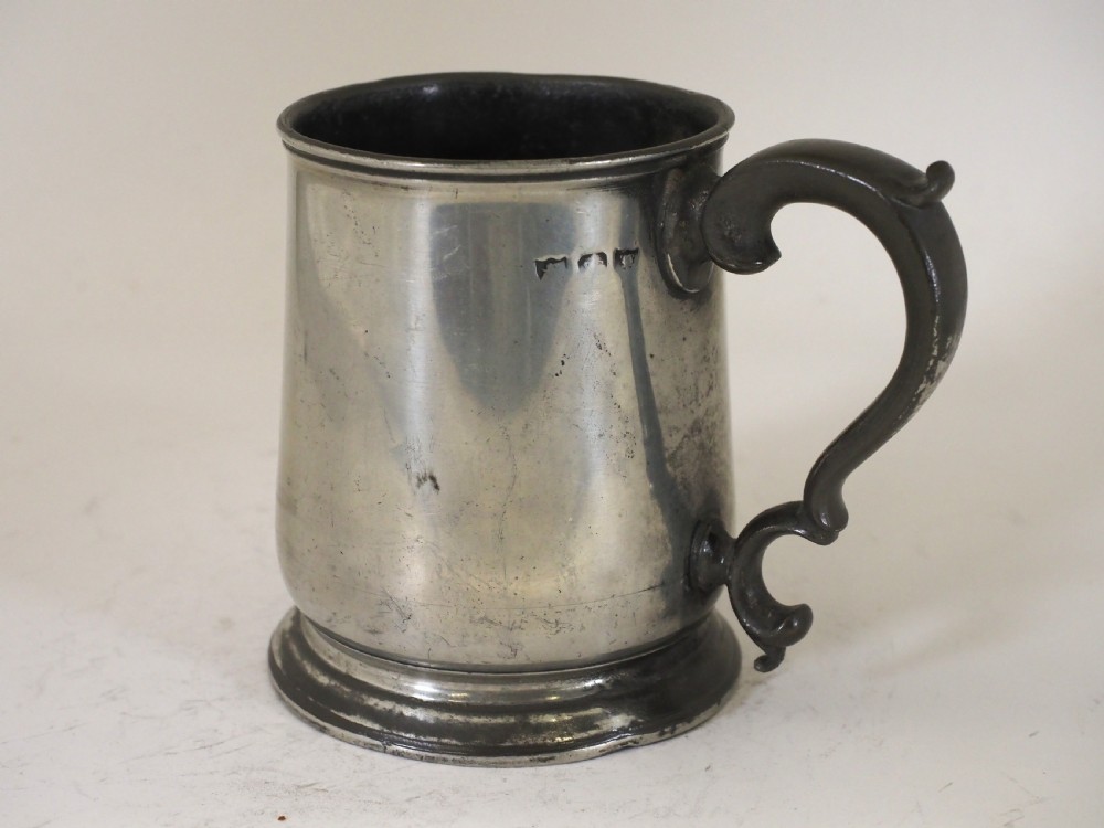 ANTIQUE ENGLISH PEWTER 1 PINT TAVERN MUG BY SUSANNAH COCKS OF LONDON, CIRCA 1830.