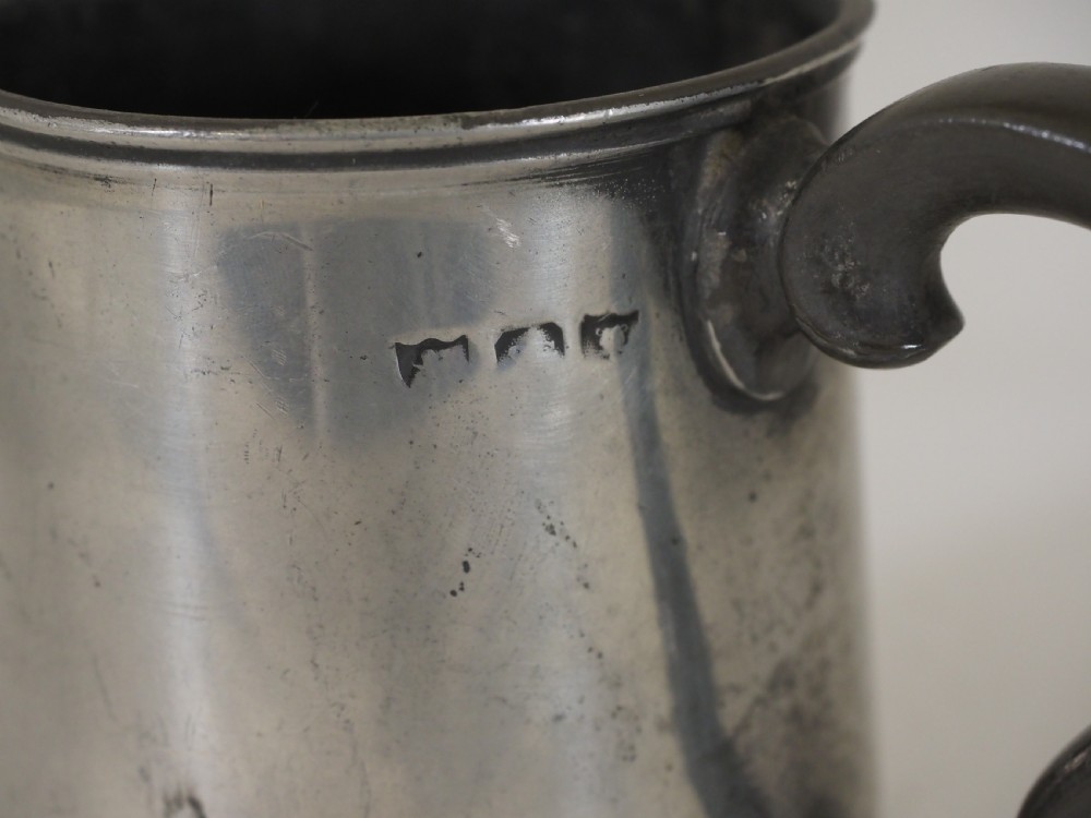 ANTIQUE ENGLISH PEWTER 1 PINT TAVERN MUG BY SUSANNAH COCKS OF LONDON, CIRCA 1830. View II