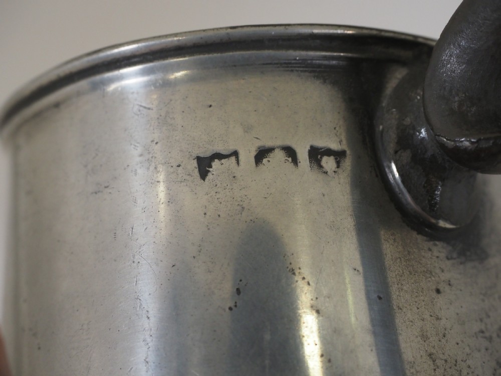 ANTIQUE ENGLISH PEWTER 1 PINT TAVERN MUG BY SUSANNAH COCKS OF LONDON, CIRCA 1830. View VII