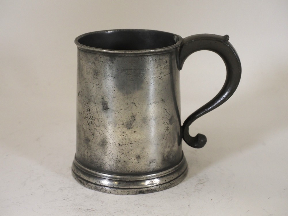 ANTIQUE ENGLISH PEWTER TAVERN MUG, MAKER E M, CIRCA 1730. View II