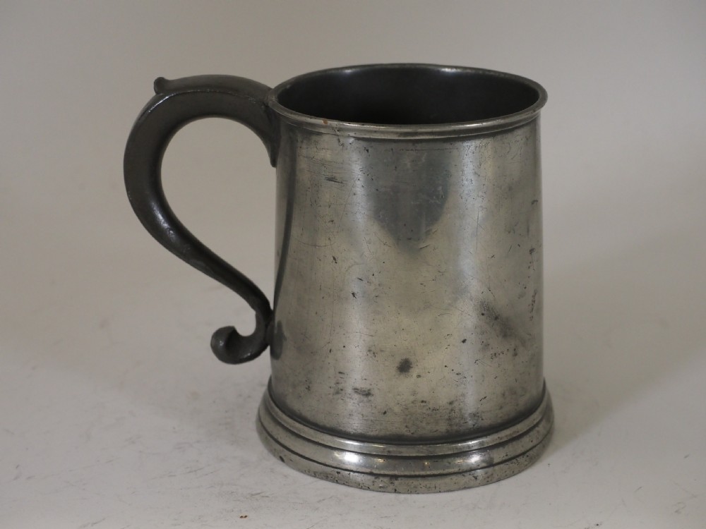 ANTIQUE ENGLISH PEWTER TAVERN MUG, MAKER E M, CIRCA 1730. View III