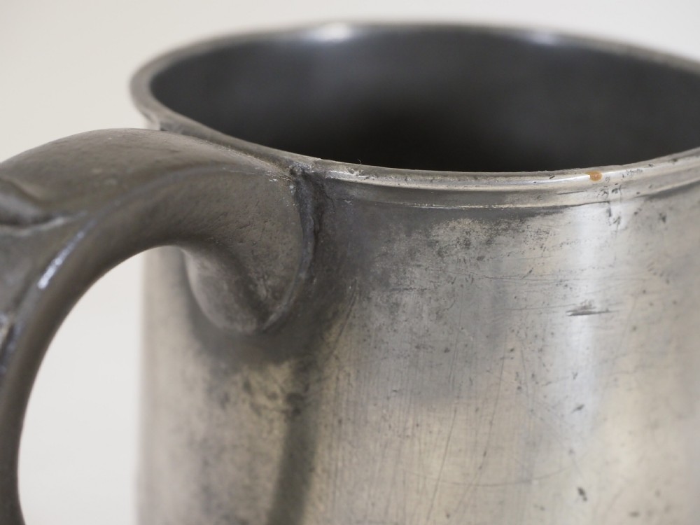 ANTIQUE ENGLISH PEWTER TAVERN MUG, MAKER E M, CIRCA 1730. View VII