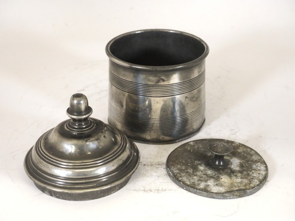 ANTIQUE ENGLISH PEWTER TOBACCO JAR WITH PRESSER, ACORN FINIAL, CIRCA 1830. View IV