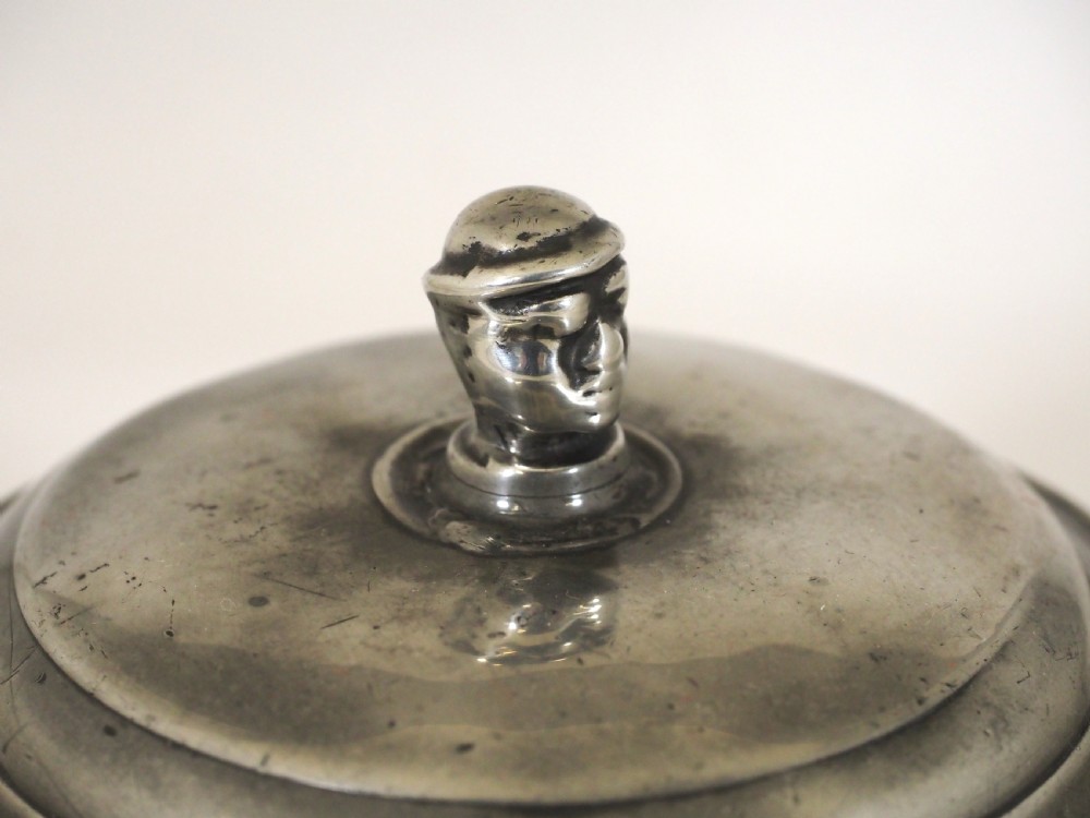 ANTIQUE ENGLISH PEWTER TOBACCO JAR WITH MANS HEAD, ORIGINAL PRESSER, CIRCA 1830. View III