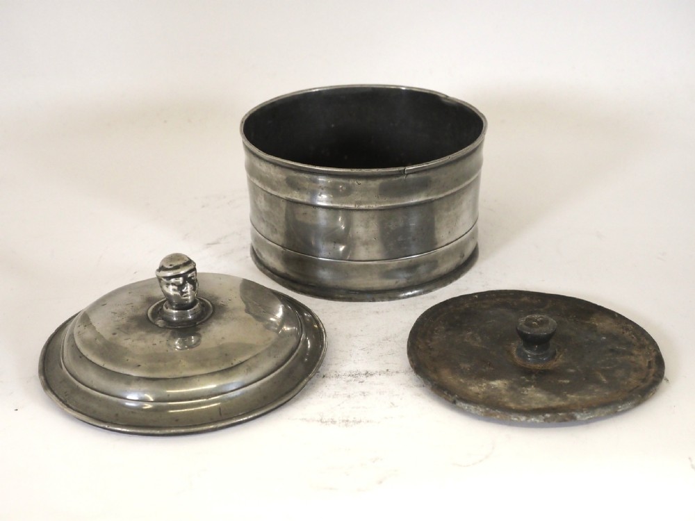 ANTIQUE ENGLISH PEWTER TOBACCO JAR WITH MANS HEAD, ORIGINAL PRESSER, CIRCA 1830. View IV