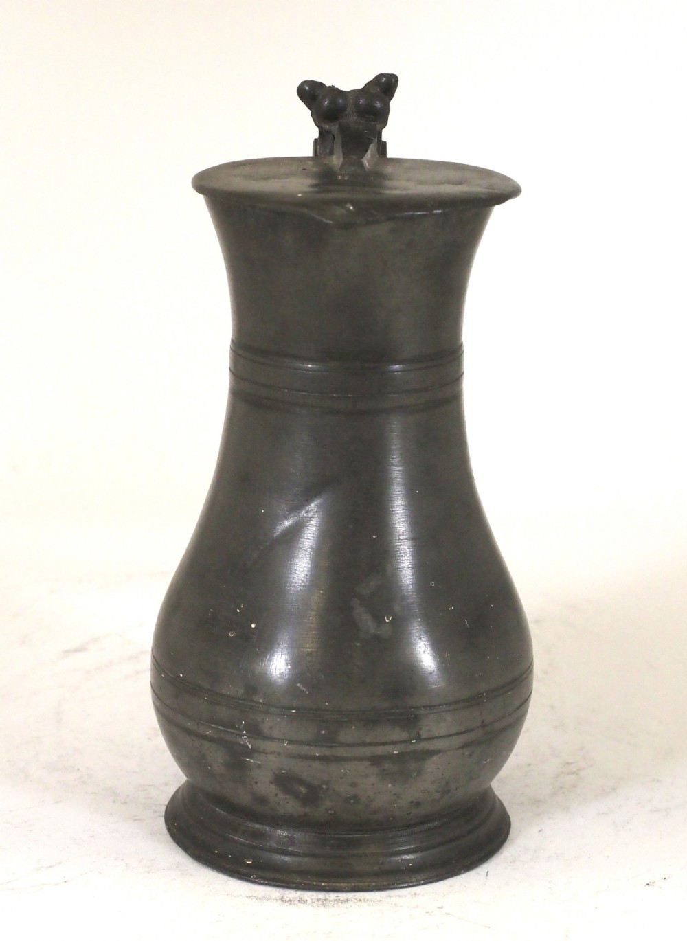 ANTIQUE GUERNSEY PEWTER 1 PINT LIDDED FLAGON BY CARTER, CIRCA 1750. View II