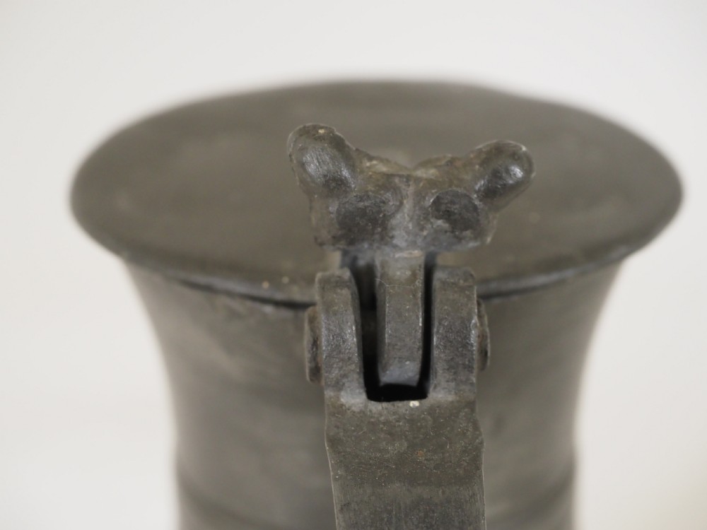 ANTIQUE GUERNSEY PEWTER 1 PINT LIDDED FLAGON BY CARTER, CIRCA 1750. View VII