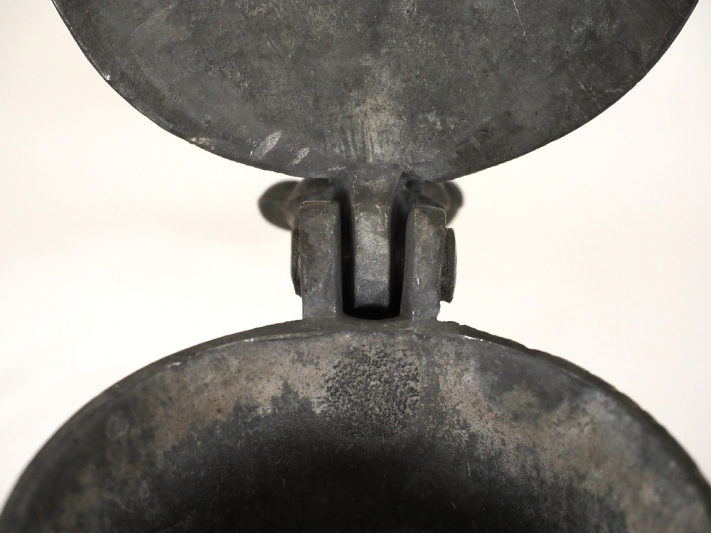 ANTIQUE GUERNSEY PEWTER 1 PINT LIDDED FLAGON BY CARTER, CIRCA 1750. View XI