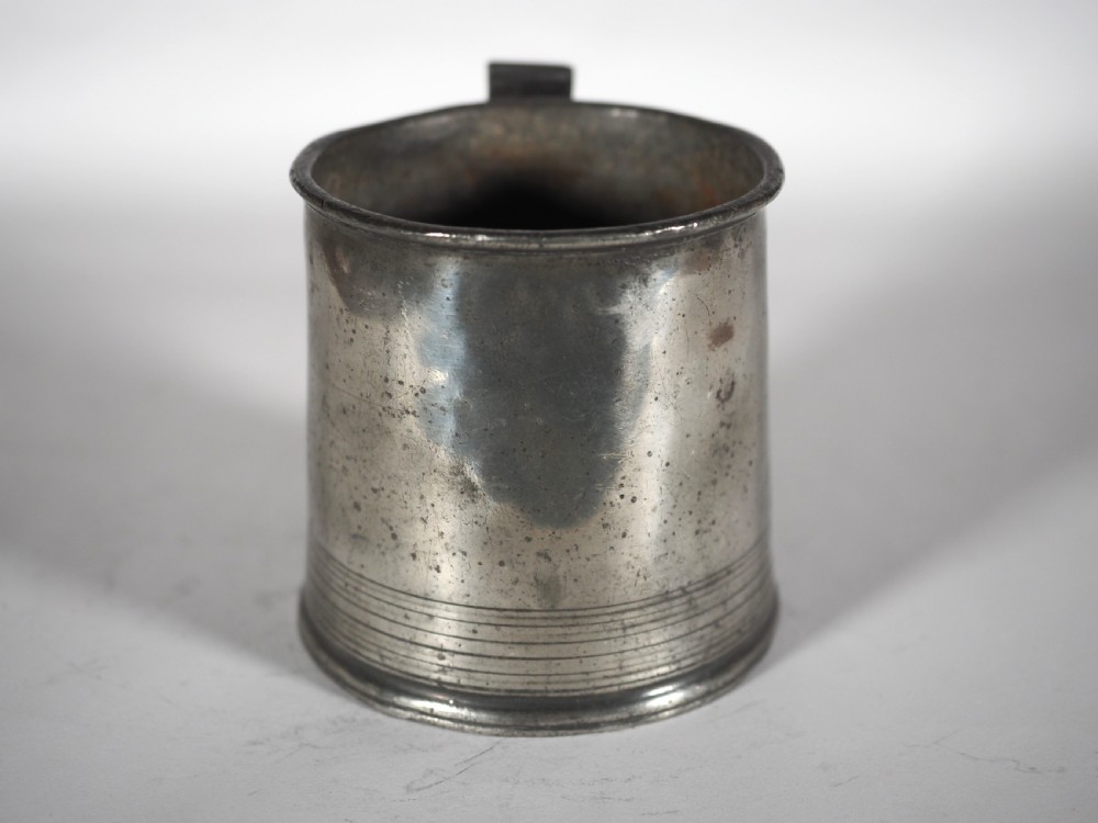 ANTIQUE ENGLISH PEWTER 3/4 PINT TAVERN MUG BY THOMAS DEAN ALDERSON, CIRCA 1820. View IV