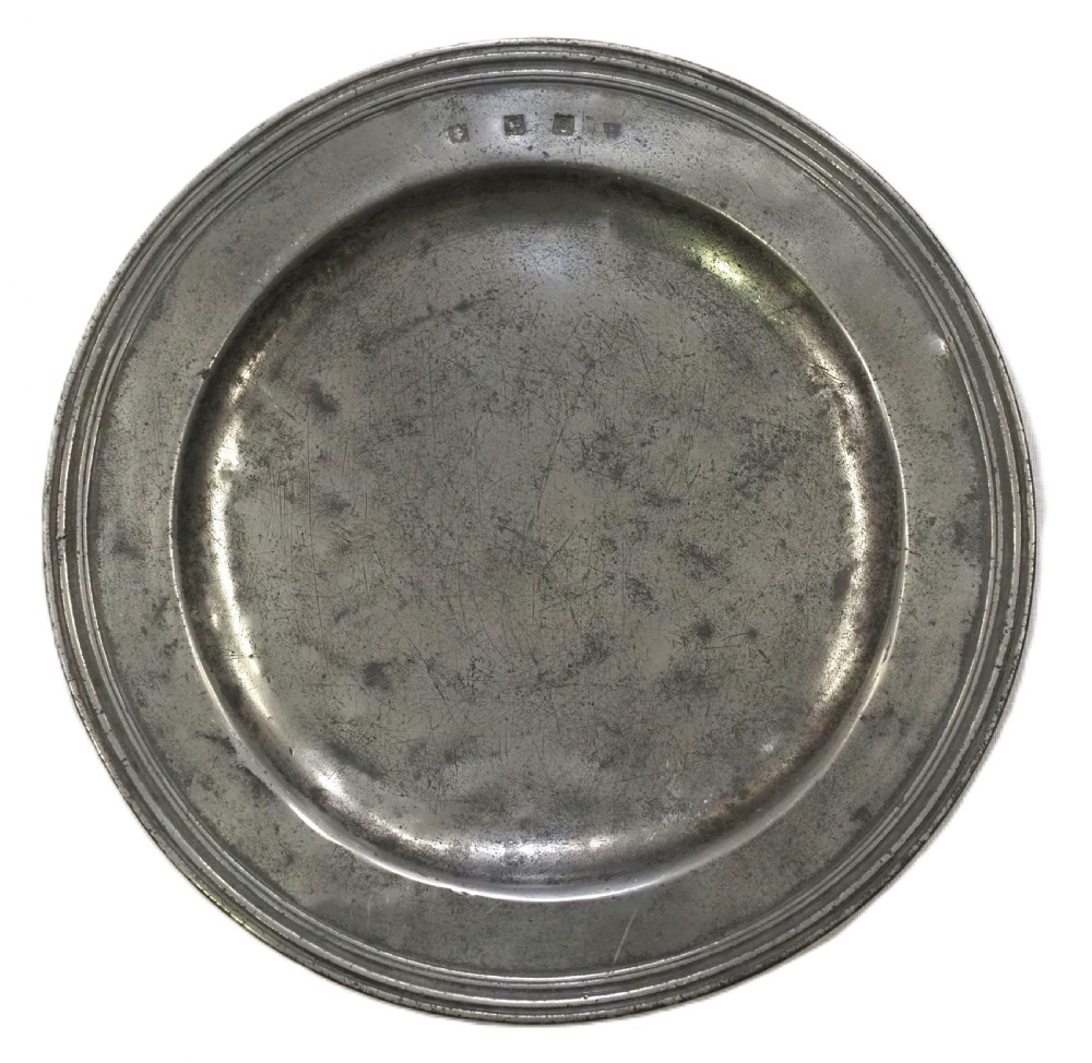 ANTIQUE ENGLISH PEWTER TRIPLE REEDED PLATE, OXFORD MAKER 'IM' CIRCA 1680.