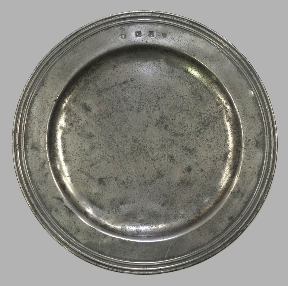 ANTIQUE ENGLISH PEWTER TRIPLE REEDED PLATE, OXFORD MAKER 'IM' CIRCA 1680. View II