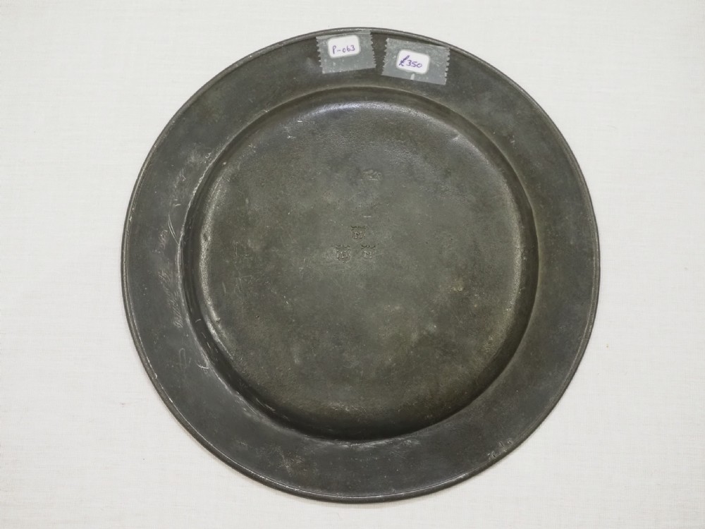 ANTIQUE ENGLISH PEWTER TRIPLE REEDED PLATE, OXFORD MAKER 'IM' CIRCA 1680. View VII