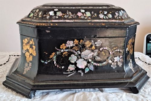 Antique English Victorian Papier-m�ch� Tea Caddy