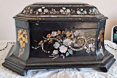 ANTIQUE ENGLISH VICTORIAN PAPIERMCH TEA CADDY