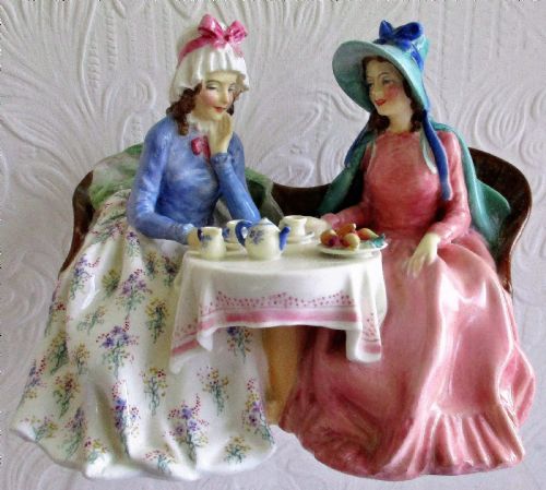 VINTAGE ROYAL DOULTON ENGLISH PORCELAIN FIGURINE AFTERNOON TEA HN 1747