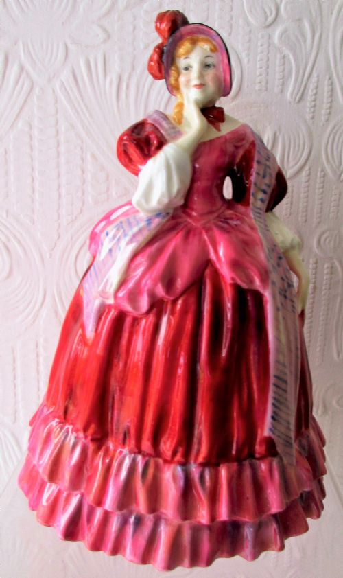 VINTAGE ROYAL DOULTON ENGLISH PORCELAIN FIGURINE QUALITY STREET HN 1211