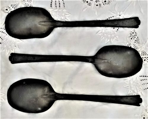 ANTIQUE GEORGIAN OAK SPOON RACK WITH 3 PEWTER TREFID SPOONS - ADDITIONAL PHOTO 4
