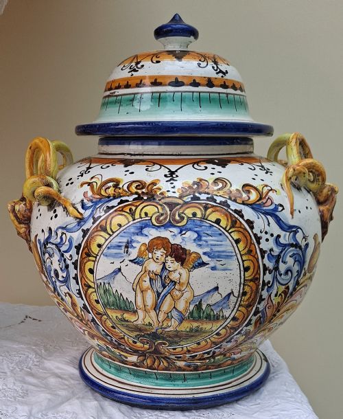 ANTIQUE VICTORIAN ITALIAN MAIOLICA VASE AND COVER