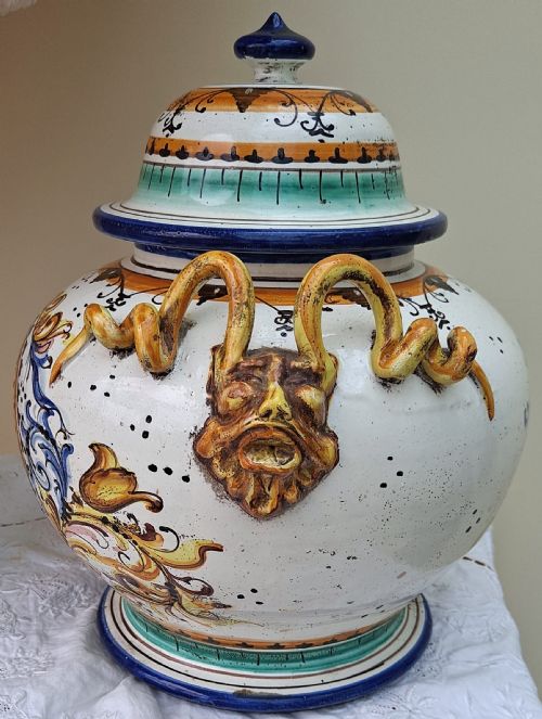 ANTIQUE VICTORIAN ITALIAN MAIOLICA VASE AND COVER - ADDITIONAL PHOTO 1