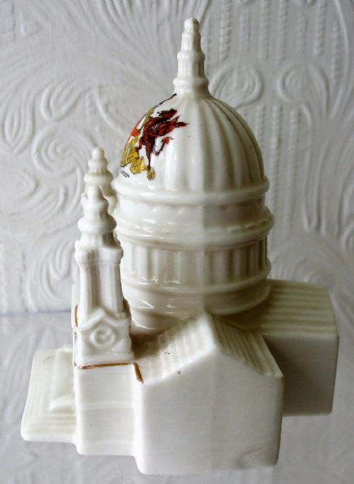 fig 1. An antique off-white glazed porcelain model of St Pauls Cathedral featuring the coat of arms of the City of London on its central dome.