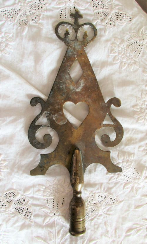 fig 1. A Victorian cast brass friendly society pole head featuring cut-out shapes of a heart, diamond, and crown atop a turned socket base.