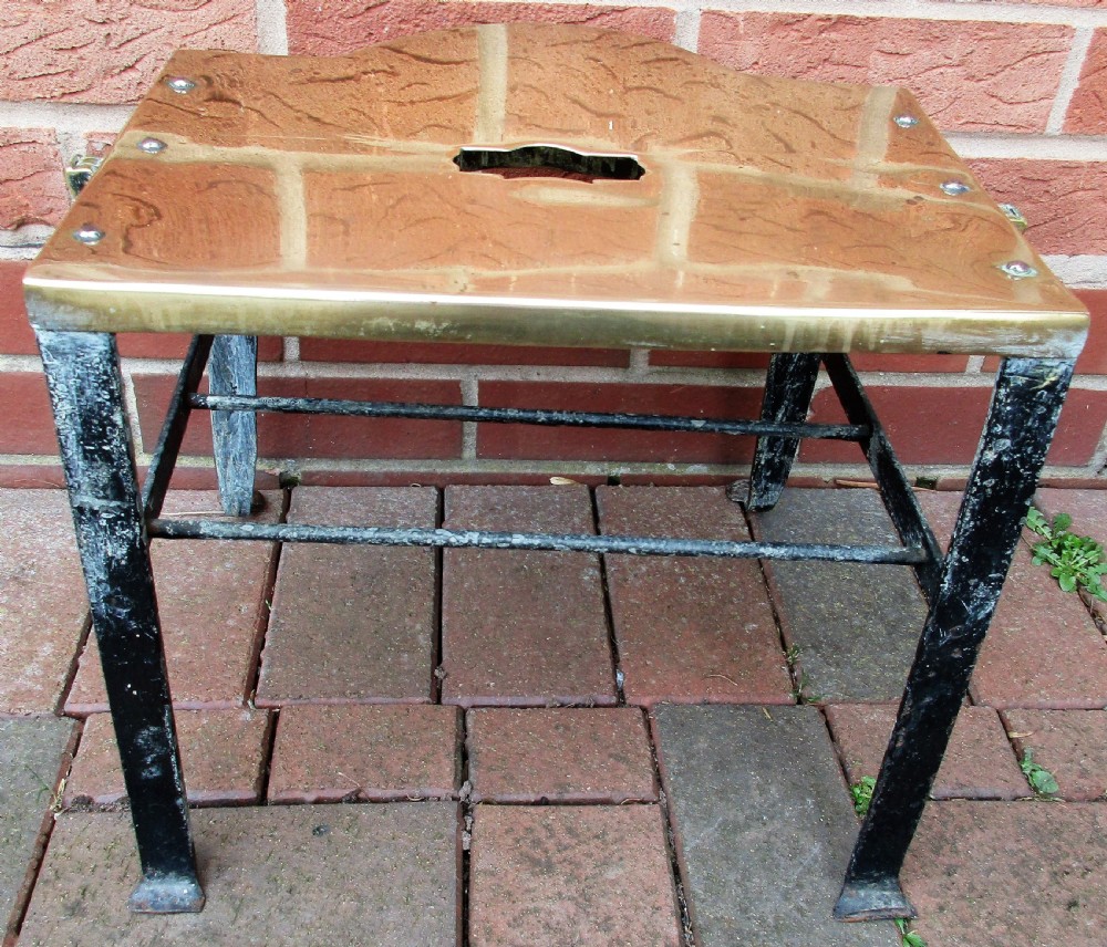 An antique Georgian brass and steel fireplace footman stand with a pierced lattice apron, cabriole front legs, and top carrying handle. View IV