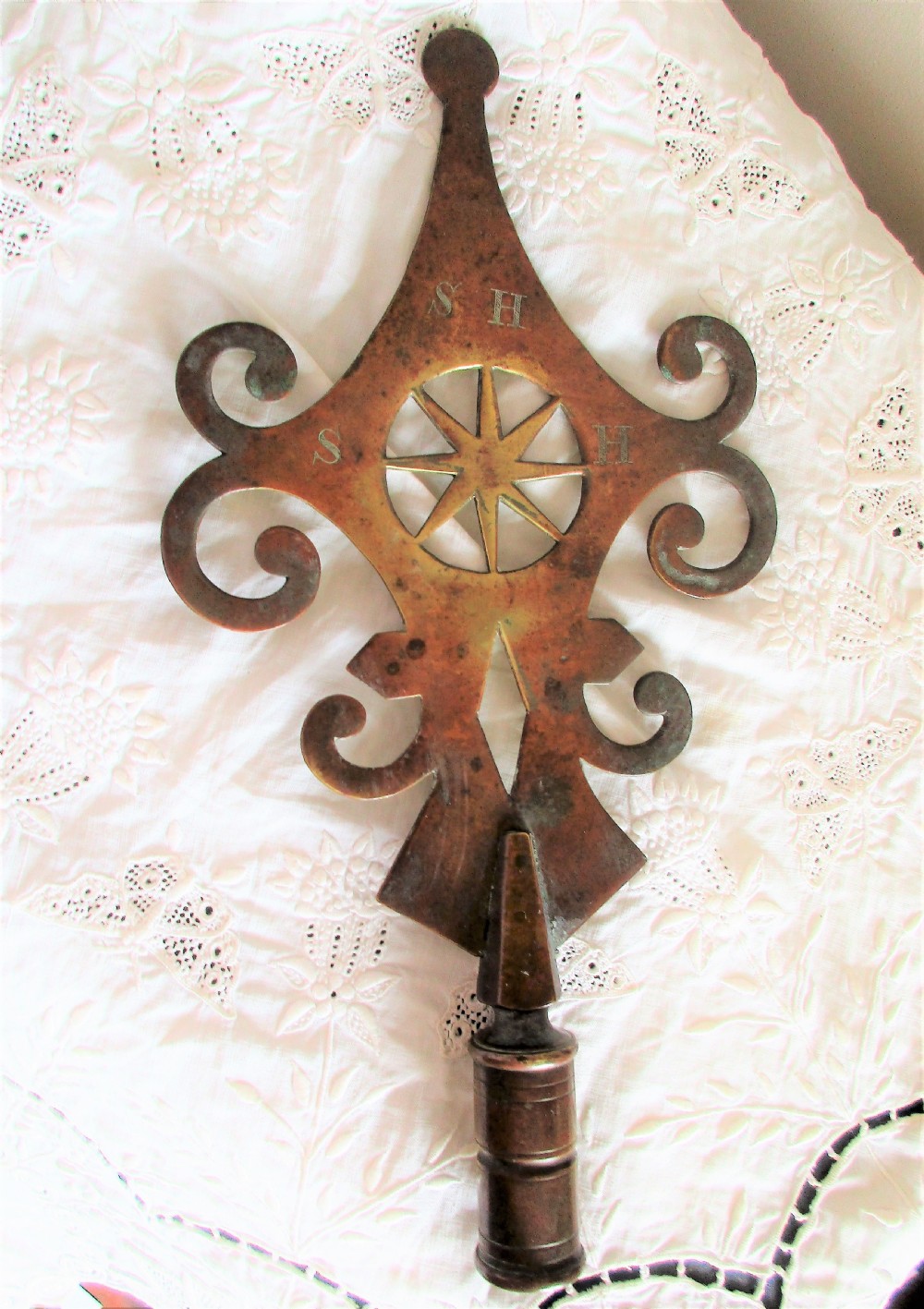 An antique Victorian cast brass friendly society pole head featuring a central star motif within a circular cut-out surrounded by pierced scrollwork and a hollow mounting socket at the base. View IV