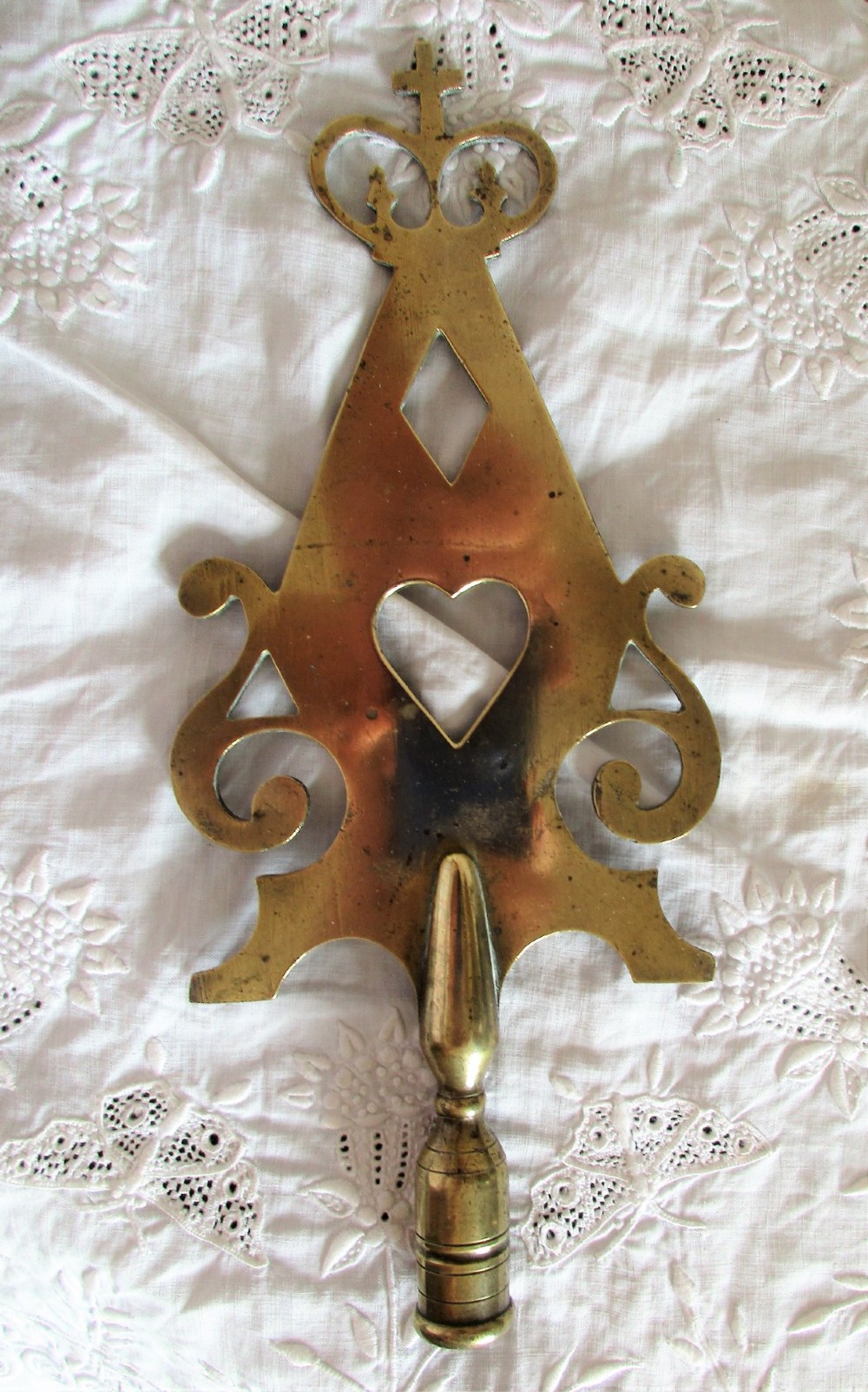 A Victorian cast brass friendly society pole head featuring cut-out shapes of a heart, diamond, and crown atop a turned socket base. View III