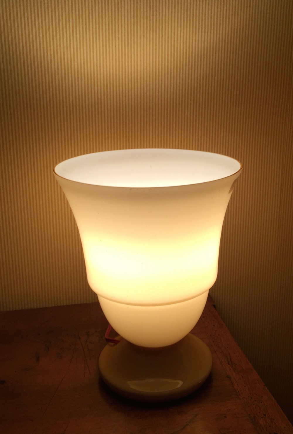 Art Deco Table Lamp Vasque in Opaline