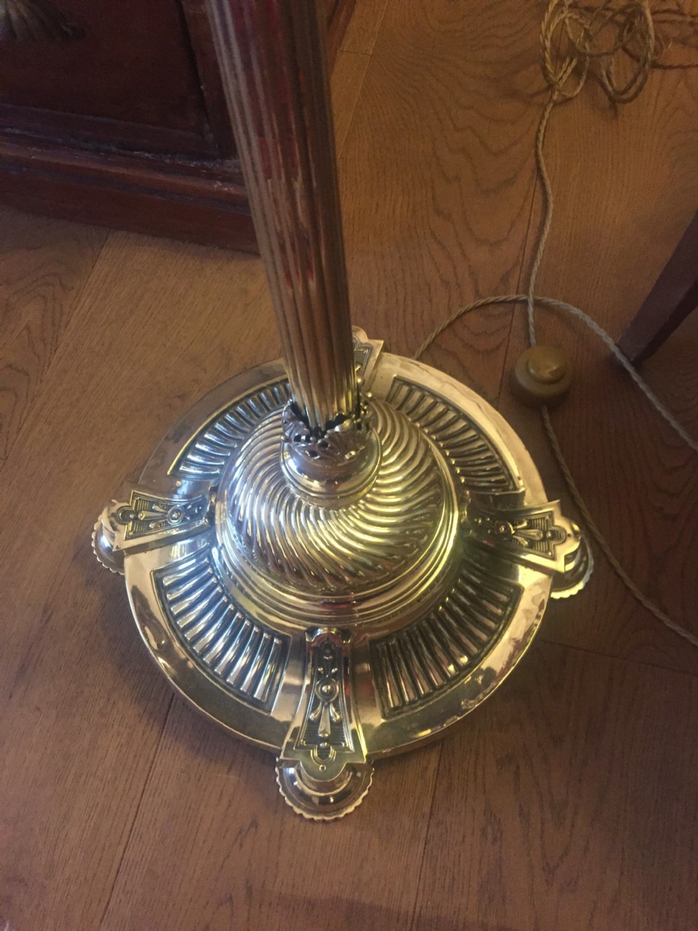 An antique Victorian telescopic standard lamp crafted in polished brass featuring an adjustable stem, a mid-tier pink felt circular tray, and a gadrooned circular base. View IV