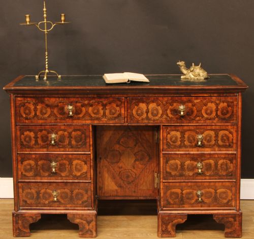 WILLIAM AND MARY OYSTER VENEER DESK - ADDITIONAL PHOTO 10