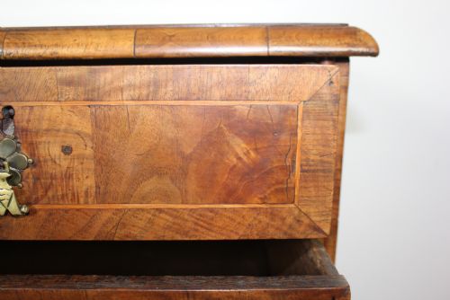 EARLY 18TH CENTURY BURR WALNUT CHEST OF DRAWERS - ADDITIONAL PHOTO 9