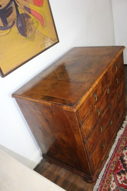 EARLY 18TH CENTURY BURR WALNUT CHEST OF DRAWERS - ADDITIONAL PHOTO 2