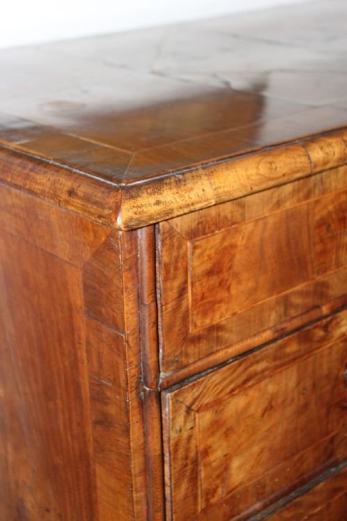 EARLY 18TH CENTURY BURR WALNUT CHEST OF DRAWERS - ADDITIONAL PHOTO 3