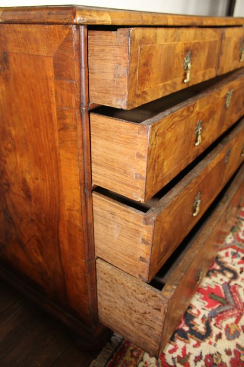 EARLY 18TH CENTURY BURR WALNUT CHEST OF DRAWERS - ADDITIONAL PHOTO 4