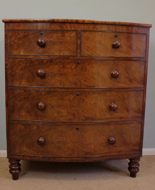 Antique Victorian Mahogany Bow Front Chest of Drawers.