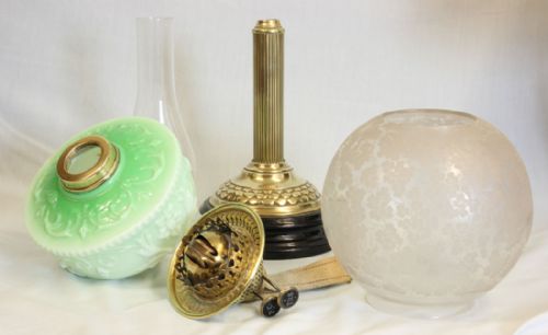 ANTIQUE VICTORIAN OIL LAMP WITH SHADE AND GREEN FONT - ADDITIONAL PHOTO 7