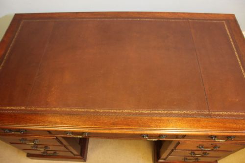 ANTIQUE MAHOGANY KNEE HOLE PEDESTAL WRITING DESK - ADDITIONAL PHOTO 5